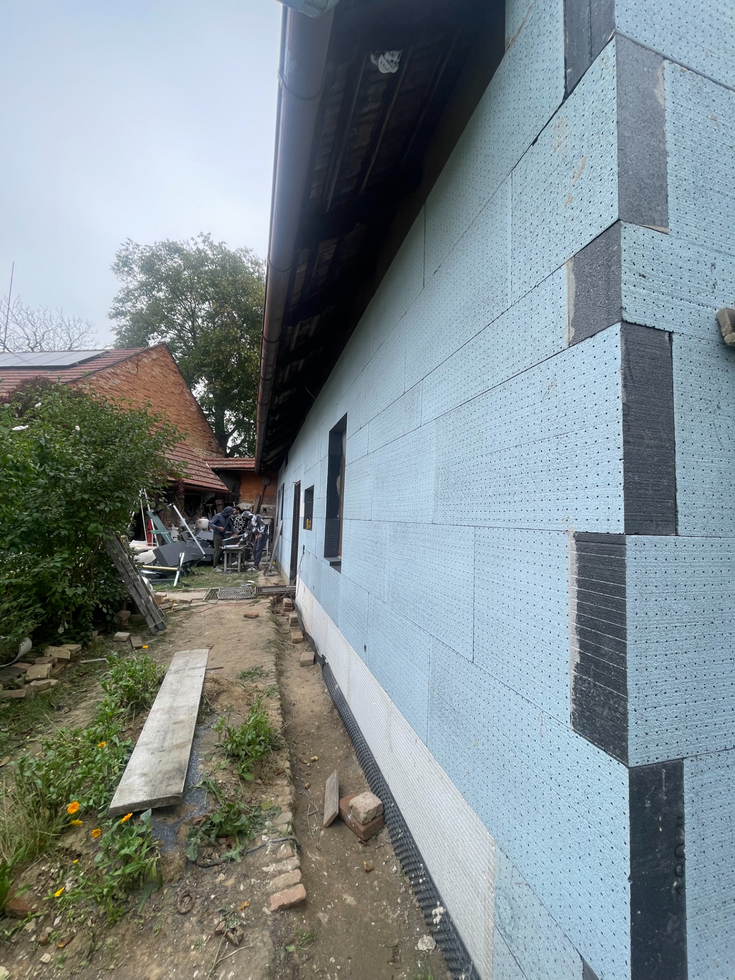 připraveno pro další krok: perlinka a lepidlo při zateplení fasády