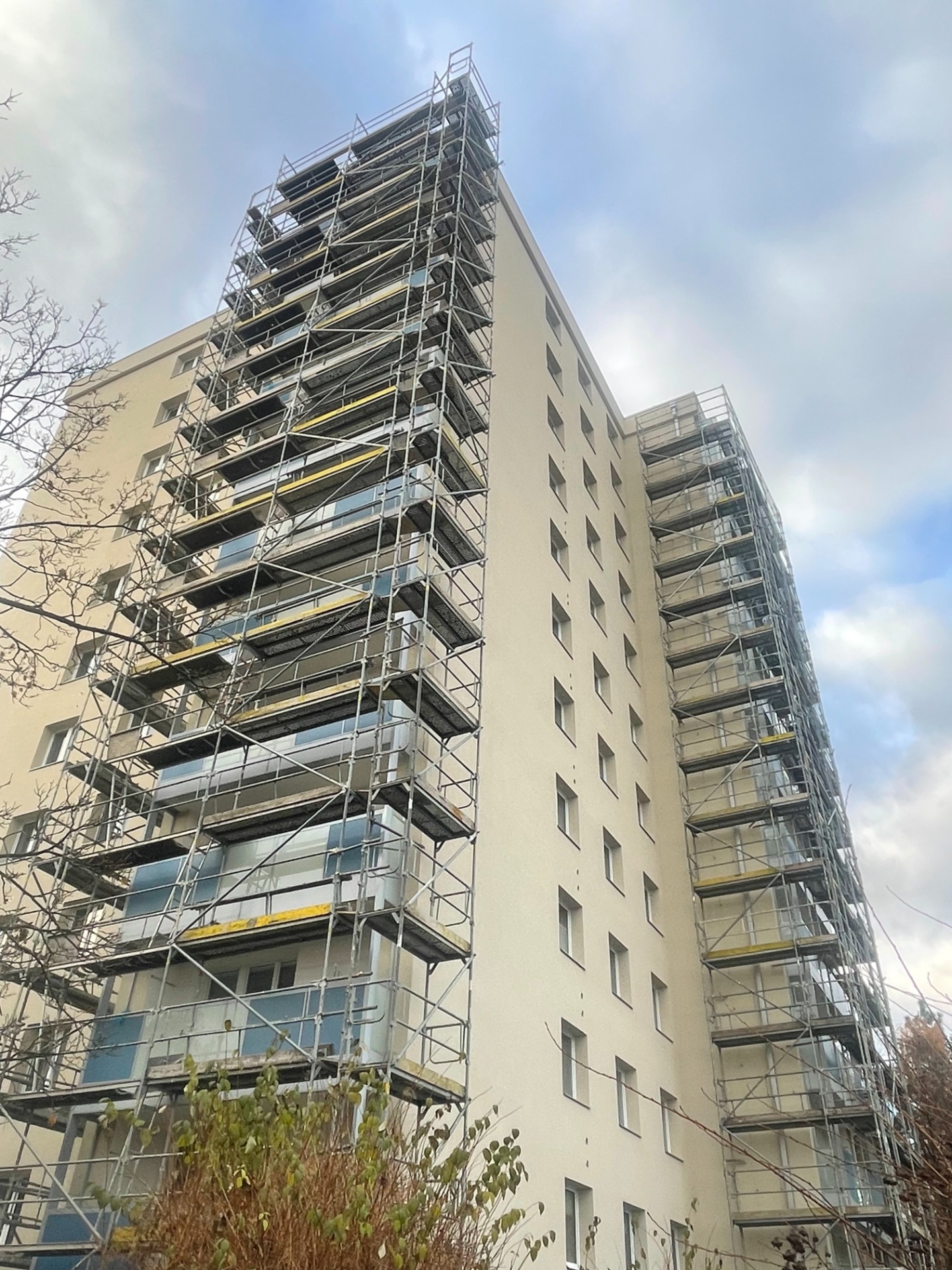 probíhající zateplení panelového domu