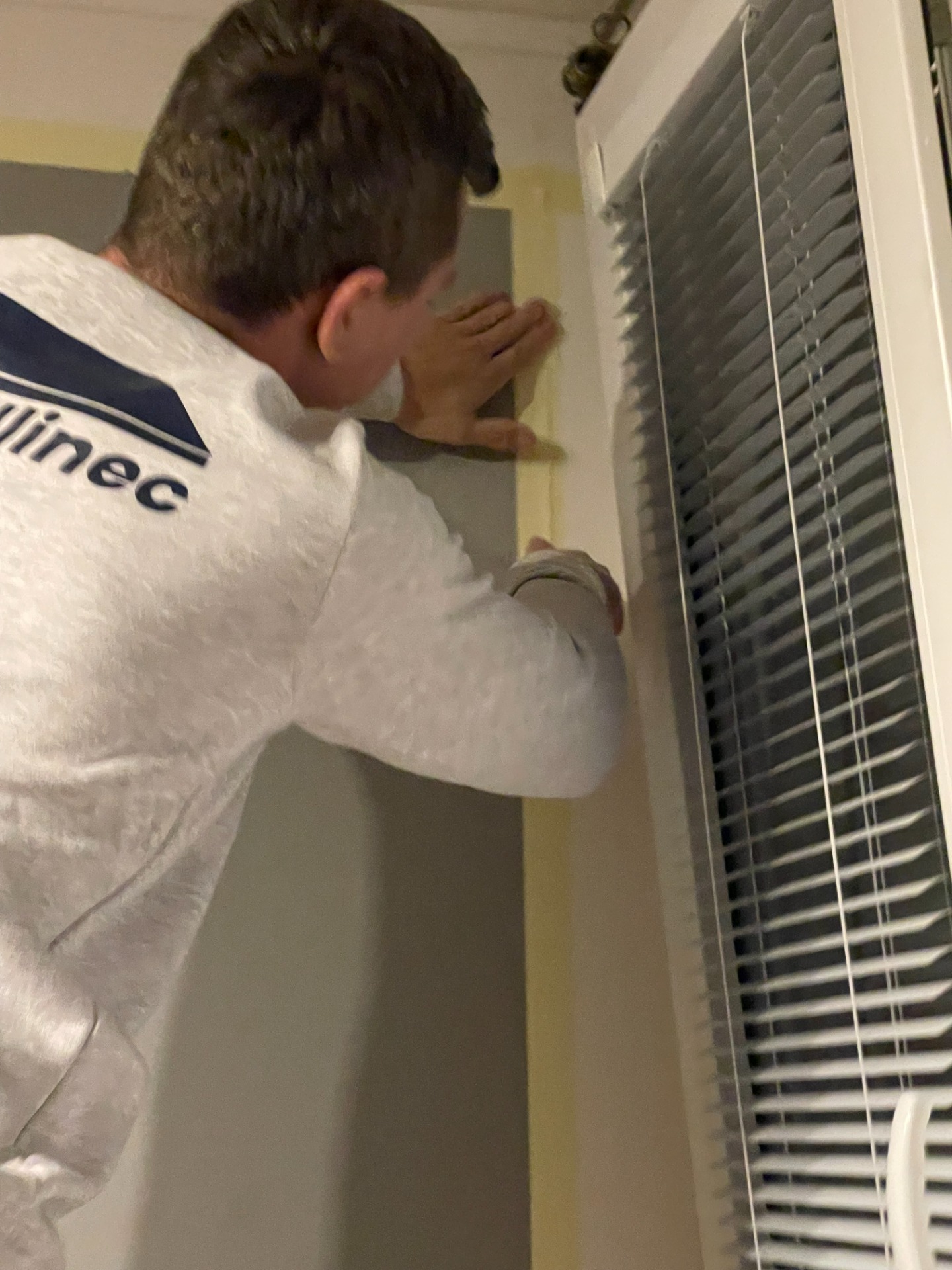 Příprava na opravu původní malby 